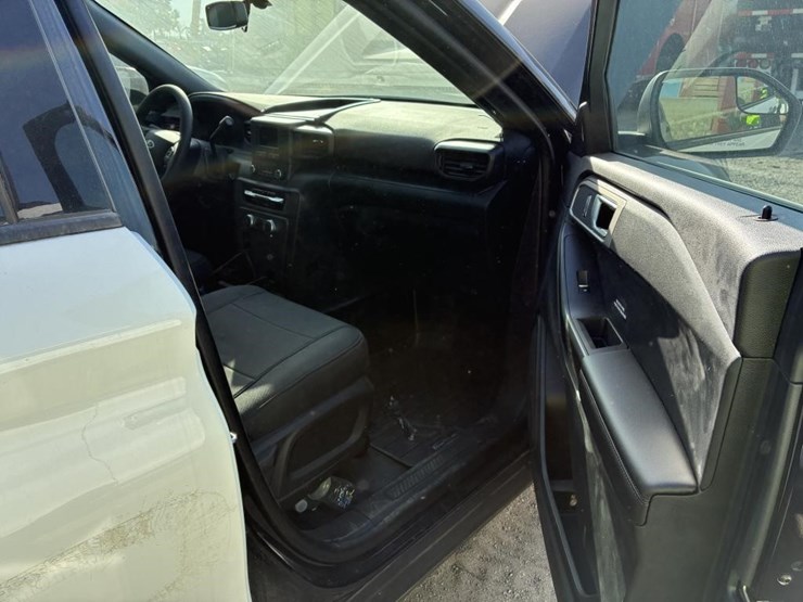 2023-ford-explorer-image-10