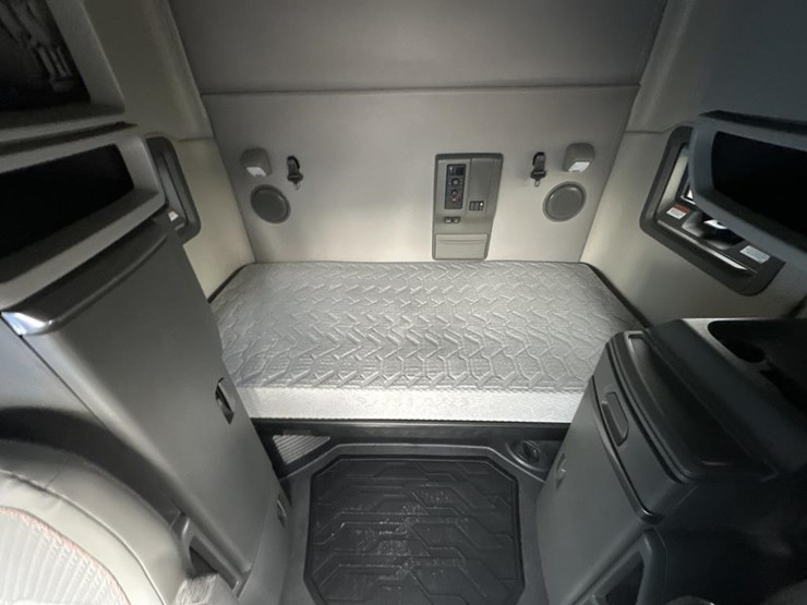 #2224-•-2025-volvo-vnl-sleeper-cab-semi-truck-tractor-image-49