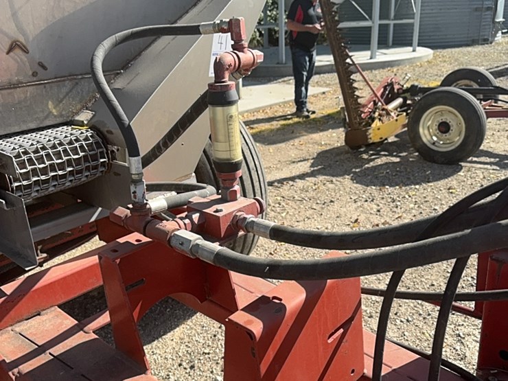 ag-–-800-stainless-steel-fertilizer-spreader,-fully-hydraulic-drive,-roll-tarp,-large-floatation-tires-￼￼-image-6