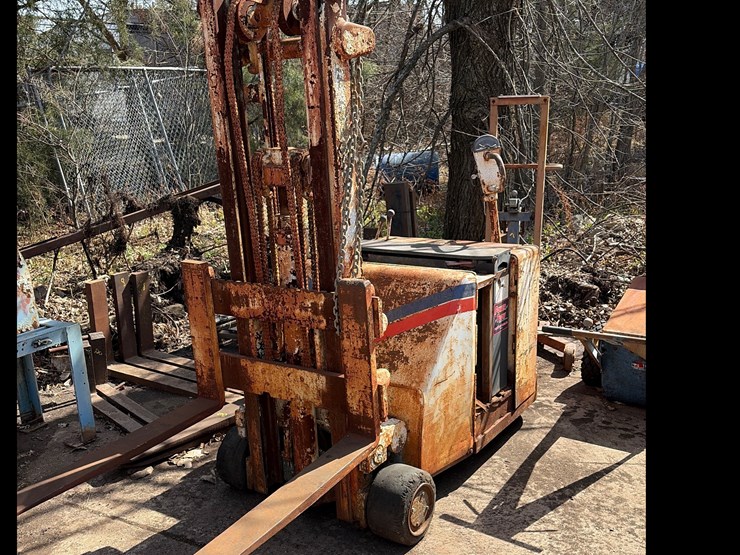 #10-•-clark-electric-forklift,-no-charger-image-2