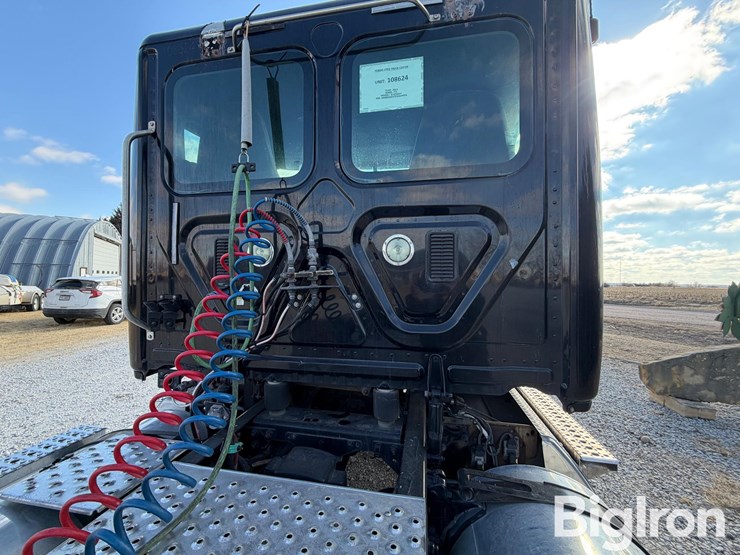 2015-freightliner-cascadia-125-image-17