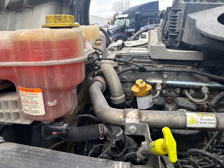 2018-freightliner-cascadia-126-image-25