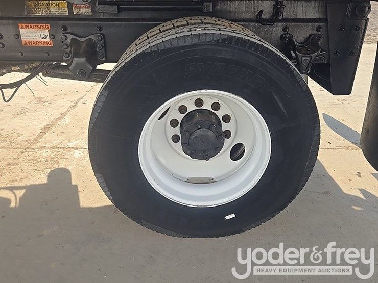 2020-freightliner-m2-106-image-11