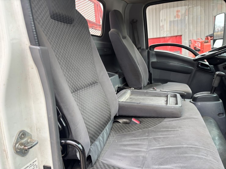 2015-isuzu-npr-xd-image-28