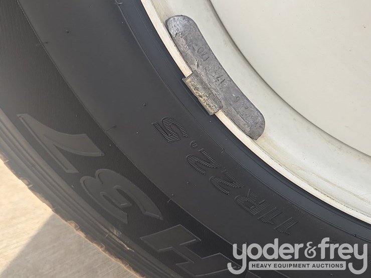 2021-freightliner-m2-106-image-38