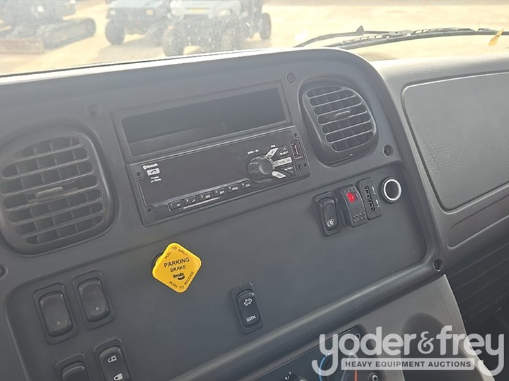 2021-freightliner-m2-106-image-114