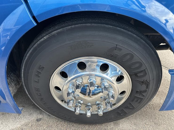 2018-volvo-10-image-65