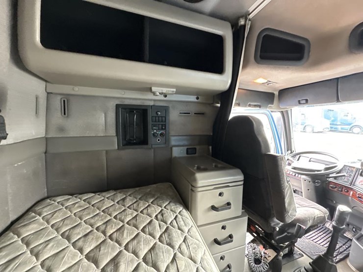 2003-volvo-10-image-52