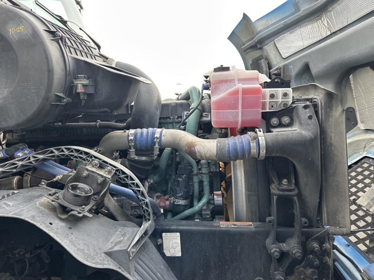 #2231-•-2016-volvo-vnl-sleeper-cab-semi-image-30