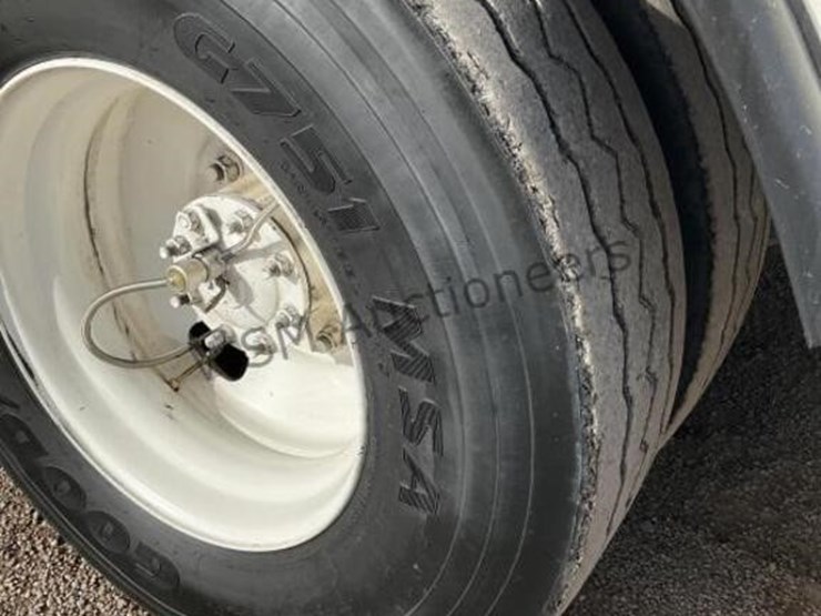 2012-freightliner-m2-106-image-8