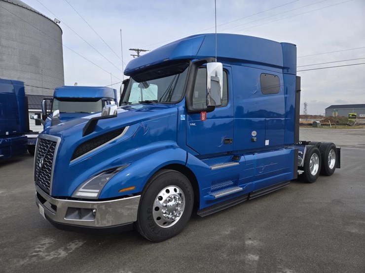 #2226-•-2024-volvo-vnl-sleeper-cab-semi-truck-tractor-image-1