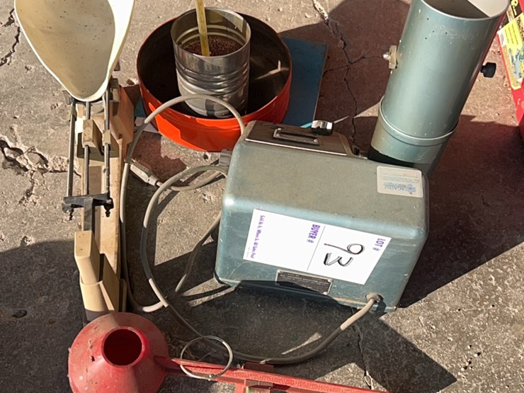 motompco-moisture-tester,-complete-unit-with-scales,-book,-cup,-thermometer-image-3