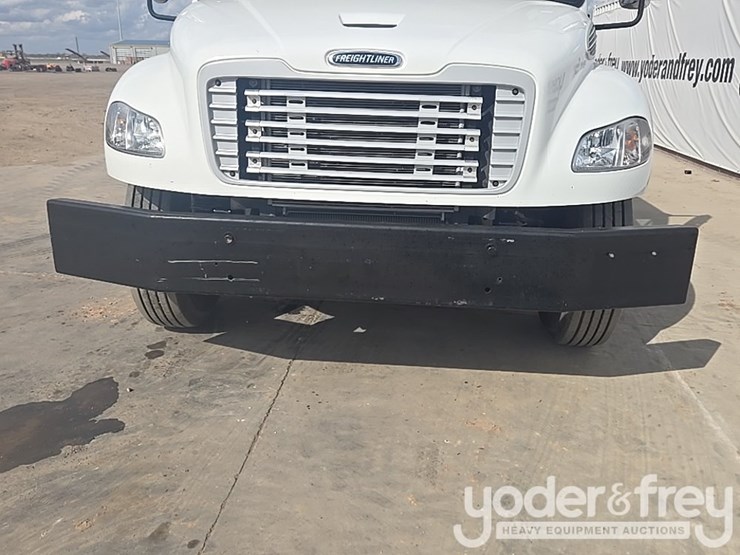 2021-freightliner-m2-106-image-14