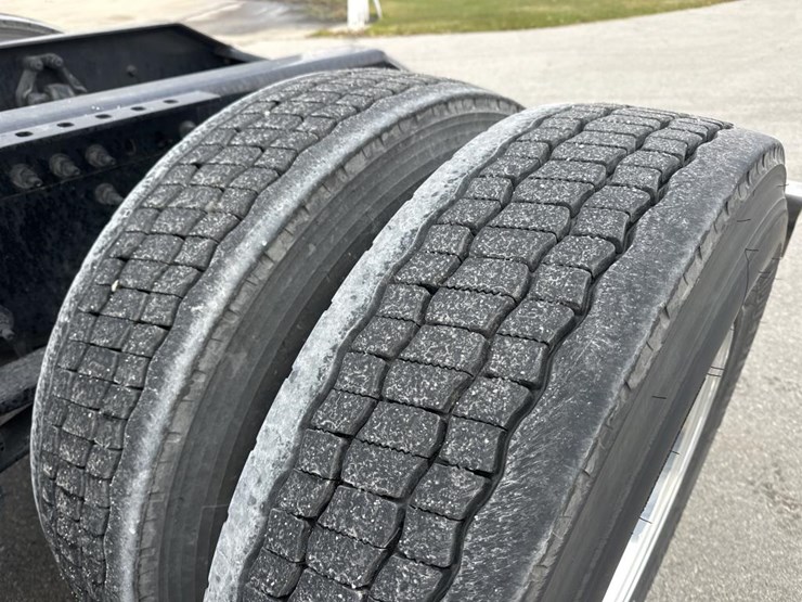 #2224-•-2025-volvo-vnl-sleeper-cab-semi-truck-tractor-image-60