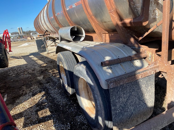 #520-•-1983-brenner-semi-manure-tanker-trailer-(no-title)-(st.-nazianz,-wi)-image-12