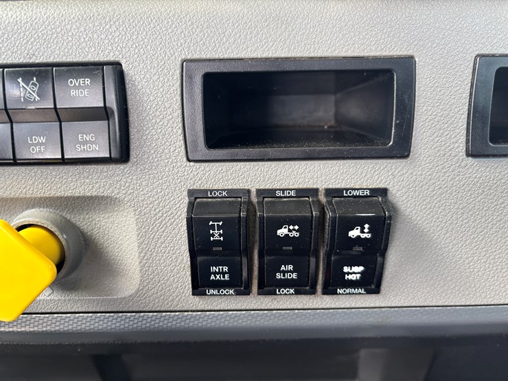 2018-freightliner-cascadia-126-image-29