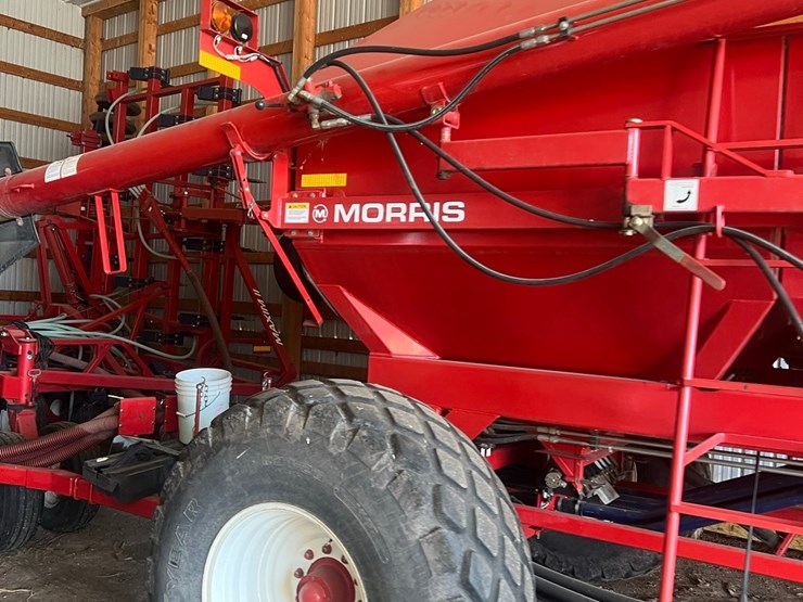 lot-10.-morris-air-seeder,-tow-between-with-10"-eagle-beaks,-new-seed-meter-unit,-pristine-condition,-always-shedded,-highly-maintained,-none-nicer-image-9