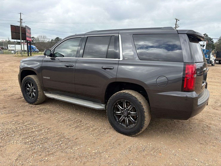 2015-chevrolet-tahoe-lt-image-2