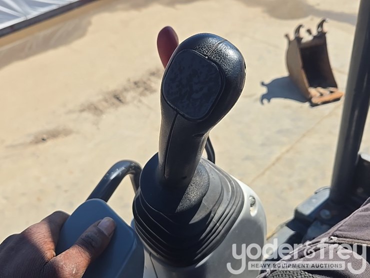 2020-deere-35g-image-77