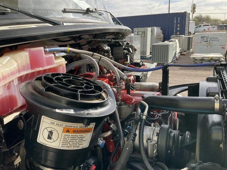 2012-freightliner-m2-106-image-21