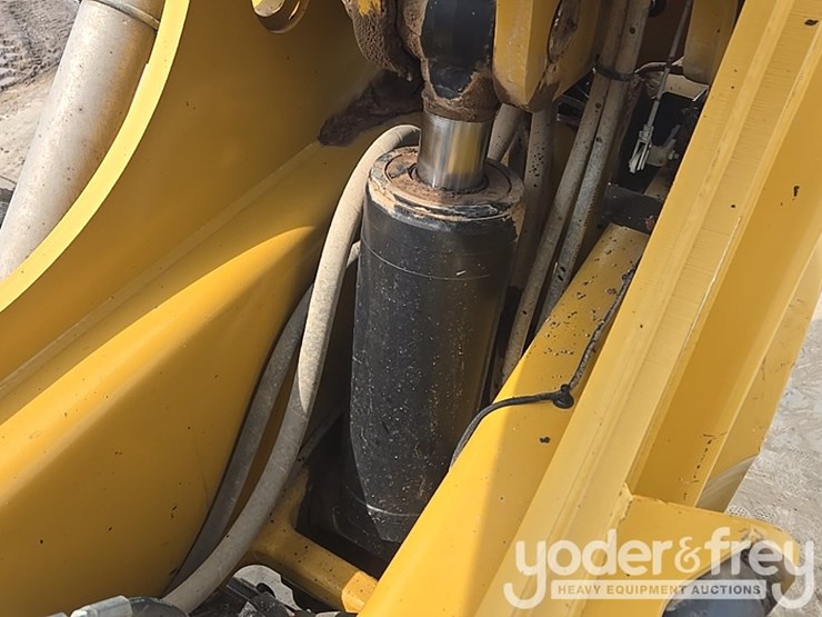 2018-caterpillar-tl1055d-image-38