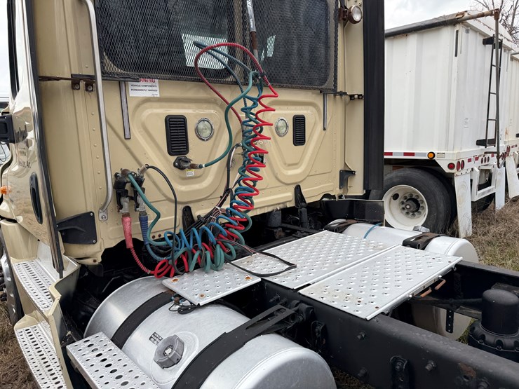 #40952-•-2016-freightliner-t/a-daycab-truck-tractor-3akjged50gshn2261-image-25