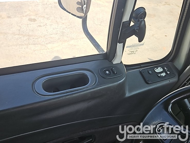 2017-international-8600-image-47