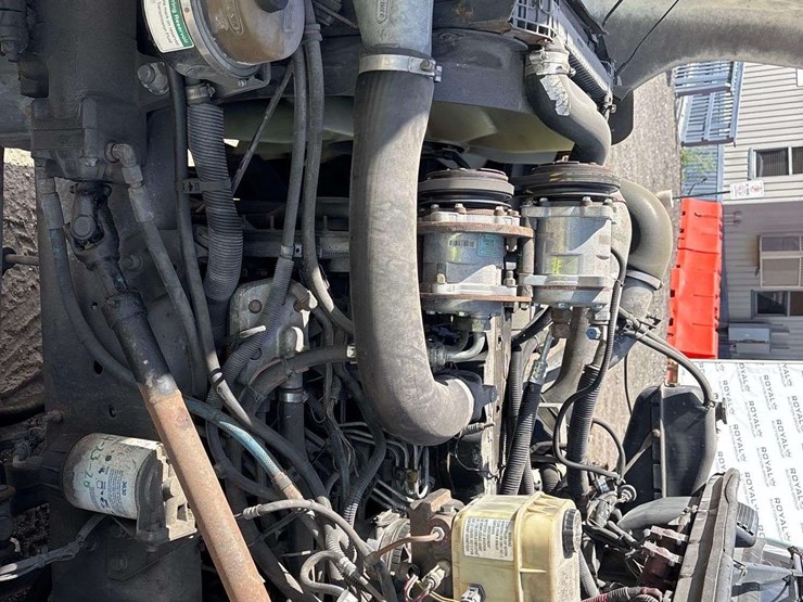 2003-freightliner-fl60-image-10