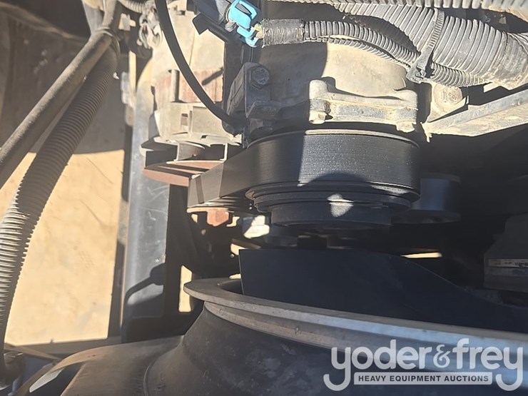 2009-peterbilt-335-image-37