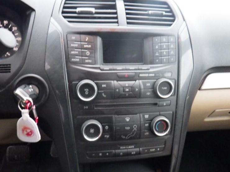 2017-ford-explorer-image-13