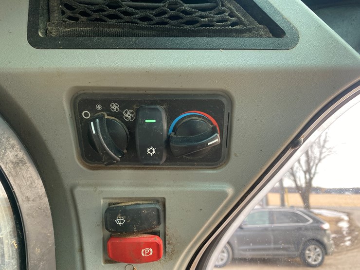 2023-caterpillar-226d3-image-29