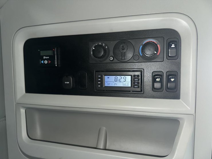 2020-kenworth-t680-image-47