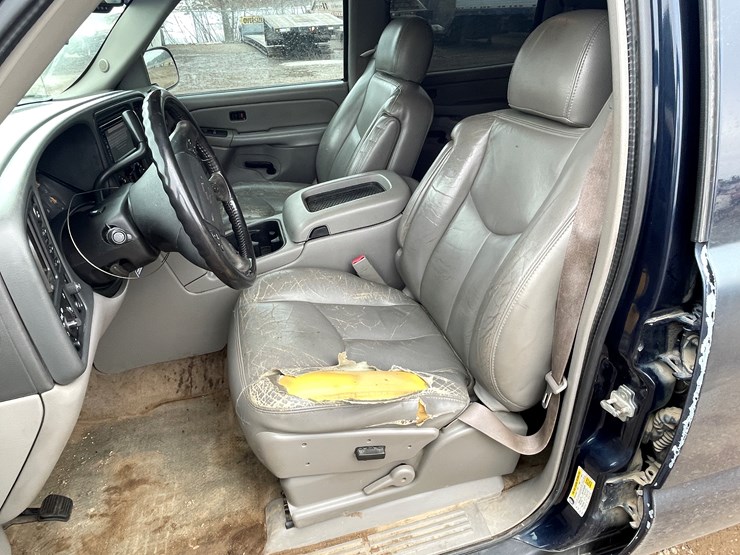 2006-chevrolet-suburban-image-11