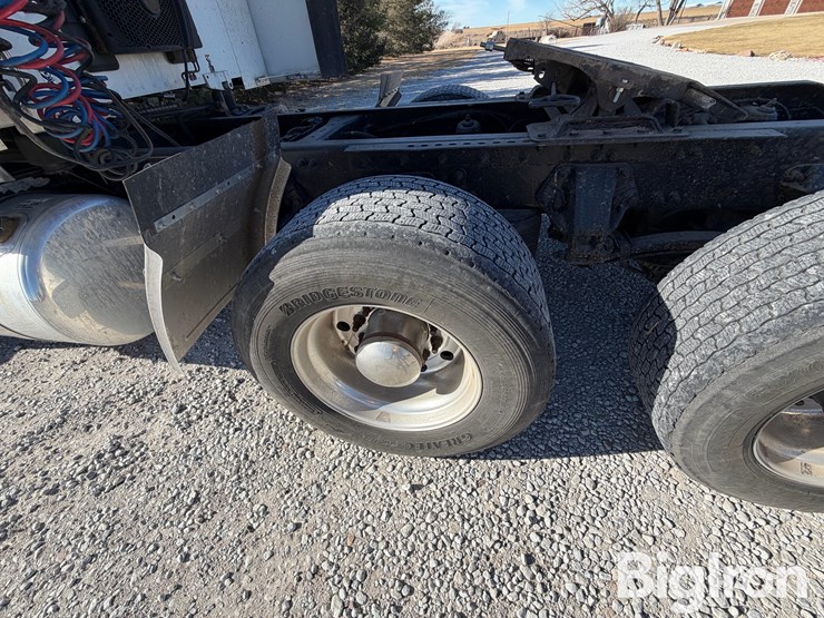 2016-peterbilt-579-image-17