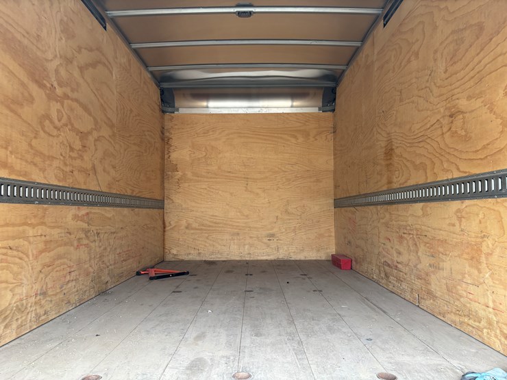 2021-isuzu-npr-hd-image-33