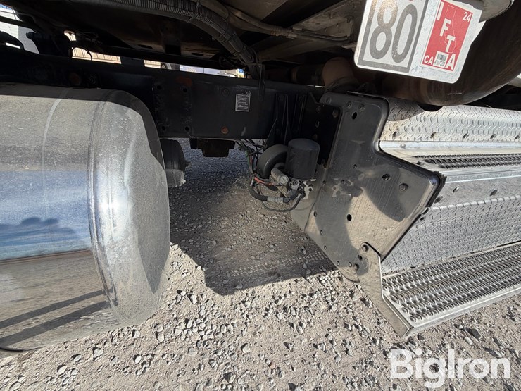 2013-peterbilt-388-image-15