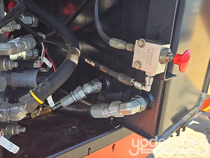 2017-jlg-600aj-image-42