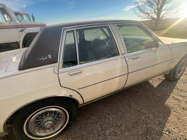 lot-13.-oldsmobile-delta-88-royale-car,-4-dr.,-196,050-mi,-307-v8,--4-speed-automatic-image-9