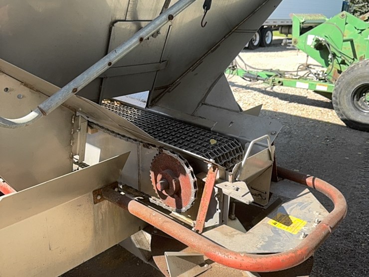 ag-–-800-stainless-steel-fertilizer-spreader,-fully-hydraulic-drive,-roll-tarp,-large-floatation-tires-￼￼-image-14