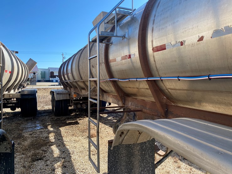 #520-•-1983-brenner-semi-manure-tanker-trailer-(no-title)-(st.-nazianz,-wi)-image-5