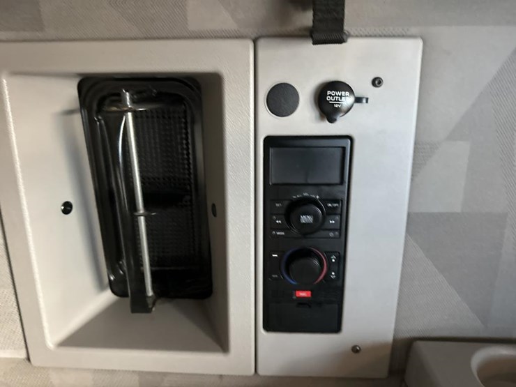 2012-volvo-10-image-53