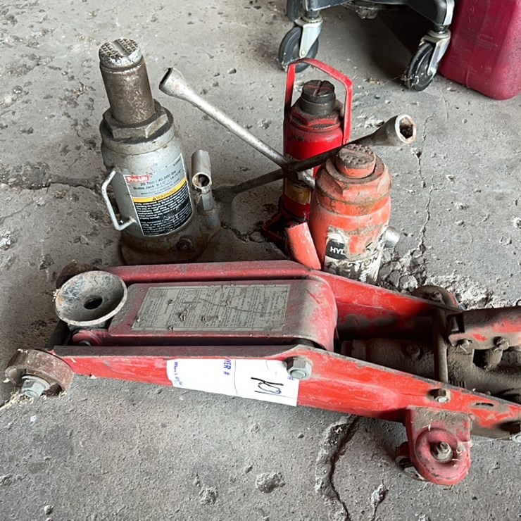 One floor jack, also three good hydraulic bottle jacks, two are 20 ton, one is 12 ton