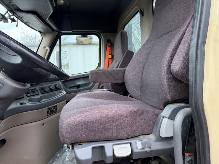 #40952-•-2016-freightliner-t/a-daycab-truck-tractor-3akjged50gshn2261-image-59