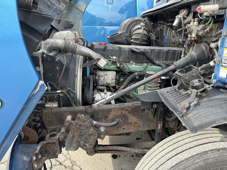 2003-volvo-10-image-27