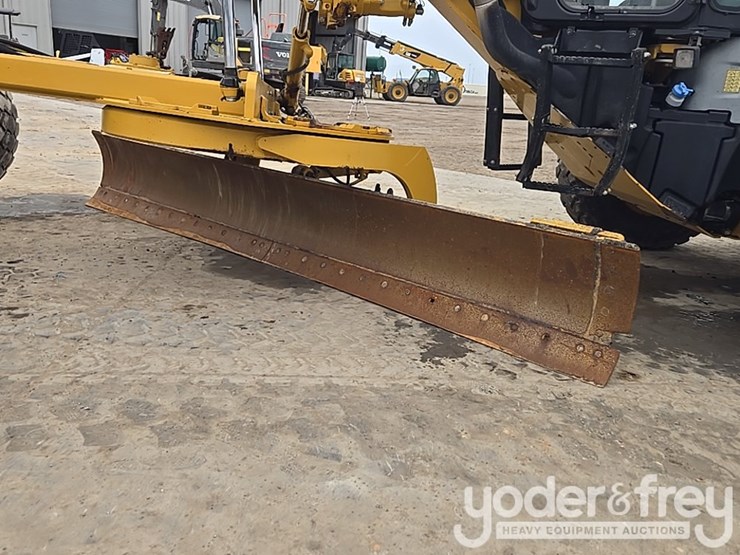 2015-caterpillar-12m3-image-10