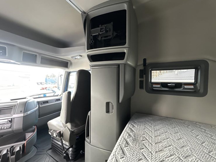 #2226-•-2024-volvo-vnl-sleeper-cab-semi-truck-tractor-image-50