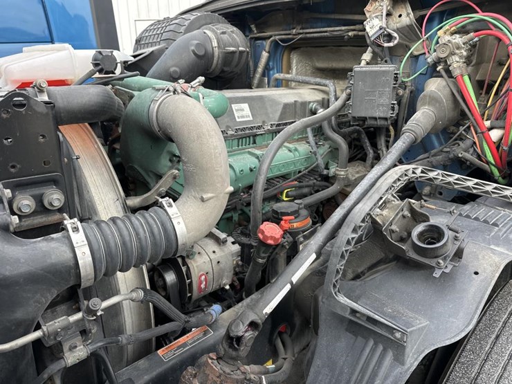 #2231-•-2016-volvo-vnl-sleeper-cab-semi-image-28