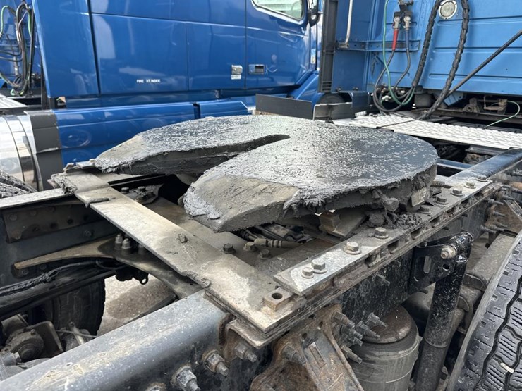 #2231-•-2016-volvo-vnl-sleeper-cab-semi-image-24