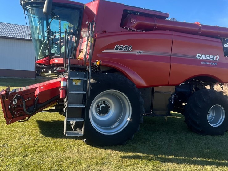 2023-case-ih-8250-image-1