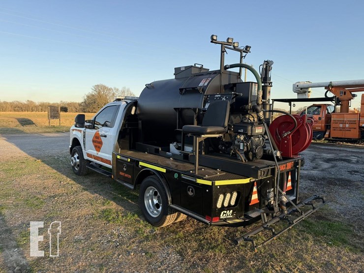 2025-ford-f350-xl-image-2